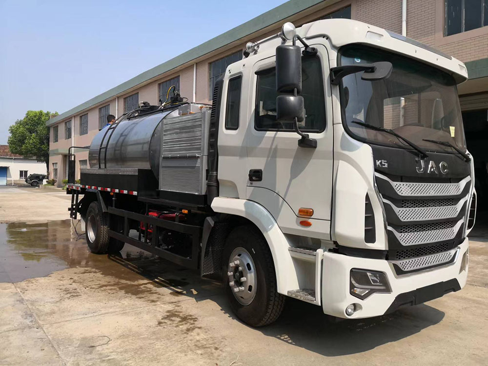 含砂瀝青封層車(chē)